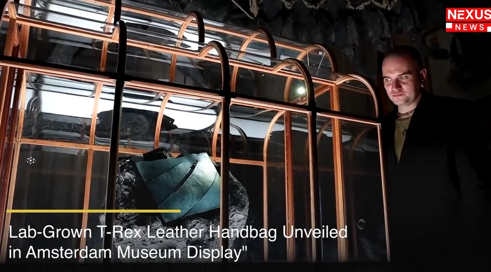 Geantă din colagen de dinozaur, prezentată la Amsterdam. Ce spune comunitatea științifică despre pielea cu „ADN de T-rex” crescută în laborator