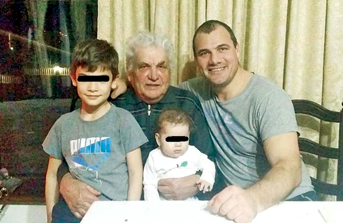 Ionuț Iftimoaie, alături de tatăl său și de doi dintre copii