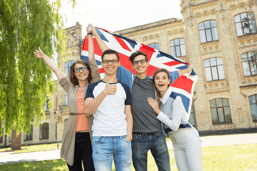 Vești bune pentru românii care vor să lucreze în Marea Britanie. Se schimbă regulile permisului permanent