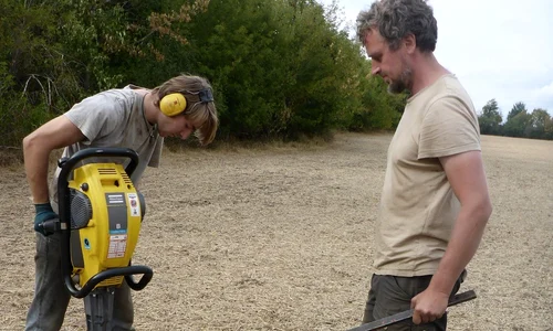 Coautorii studiului, Nik Usmar (stânga) și Dr. Michael Hein (dreapta), efectuează carotaje pentru a localiza o groapă comună medievală, lângă Erfurt (© Miriam Posselt)