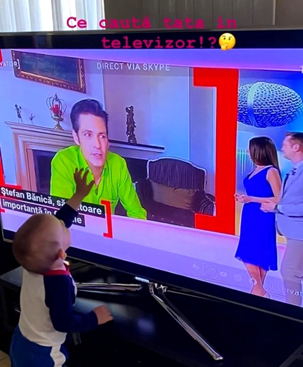 Alexandru îl recunoaște pe tatăl lui la televizor