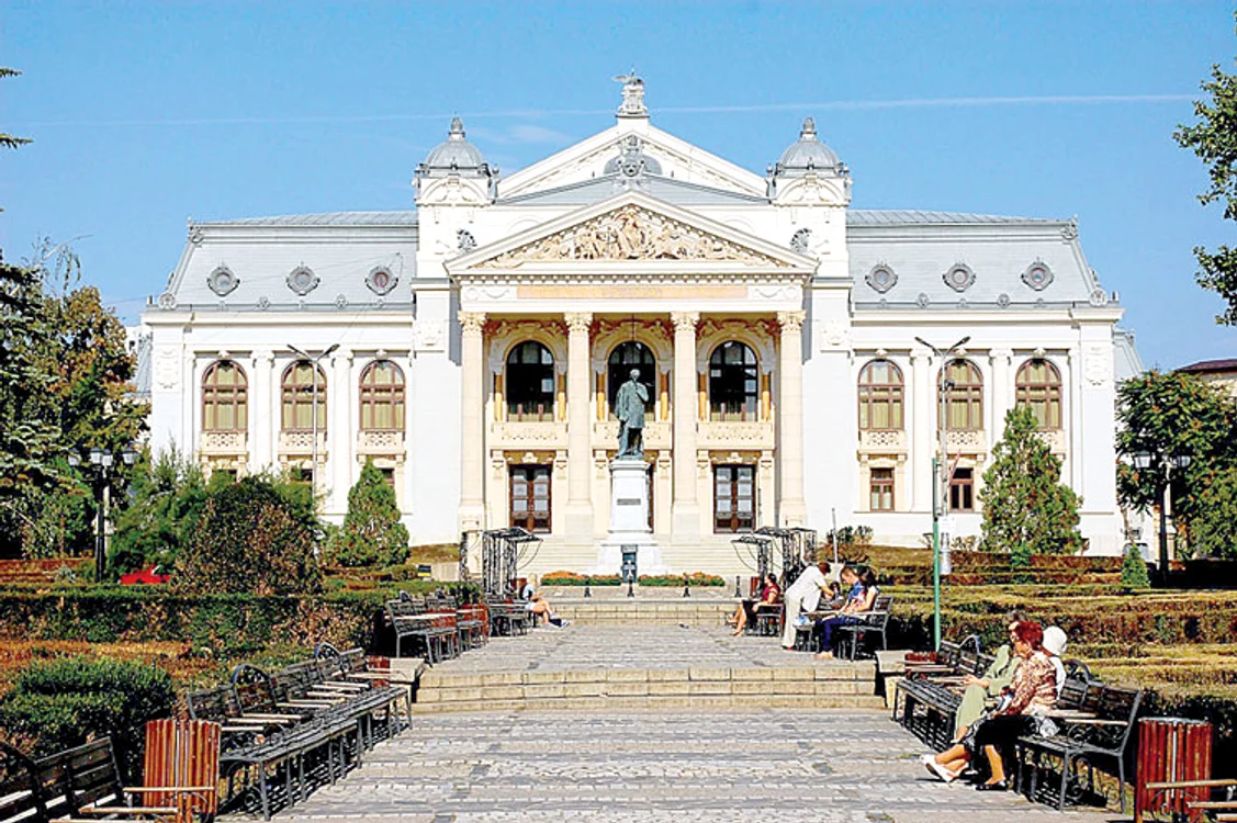 
    Teatrul din Iaşi poate fi vizitat de luni până sâmbătă, între orele 10.00 şi 17.00   