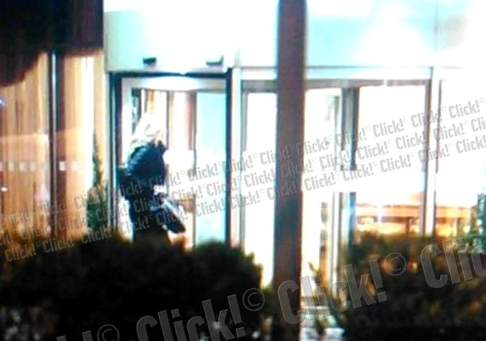 Iulia Vântur intrând îăn hotelul în crae se află Salman Khan, marţi seară.