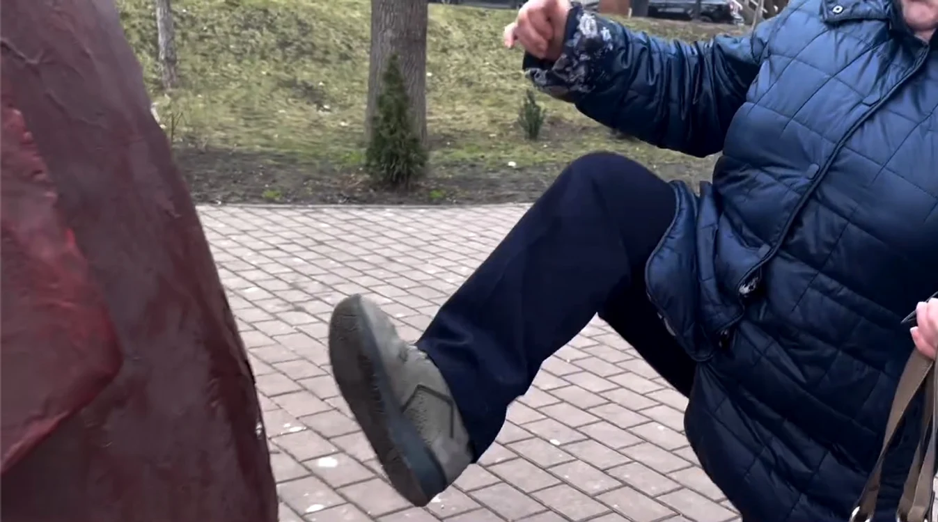 Femeie care lovește sculptura din Iași cu piciorul SURSĂ Captură WowIași