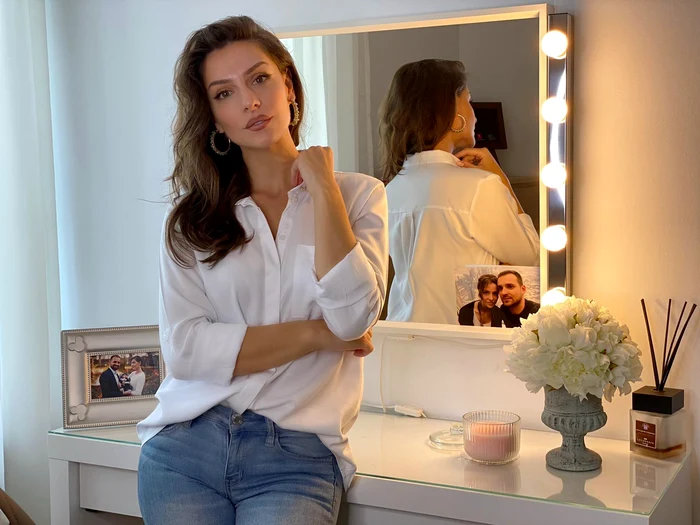 Simona Țăranu, prezentatoarea Digi Sport și Digi 24, și-a amenajat acasă o măsuță de machiaj