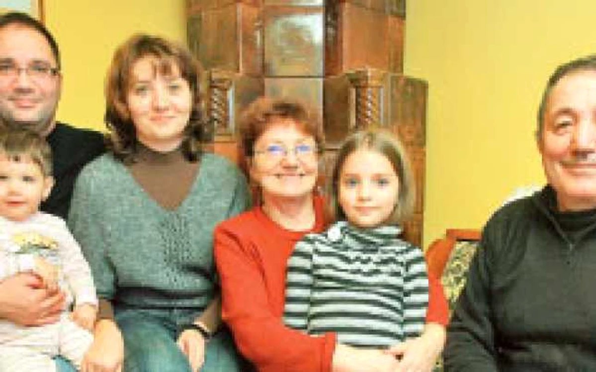 Lucian şi Nadia Pantazică (stânga) abia aşteaptă excursia la Havana. Cei doi puşti vor rămâne în grija bunicilor Maria şi Nicolae Pantazică