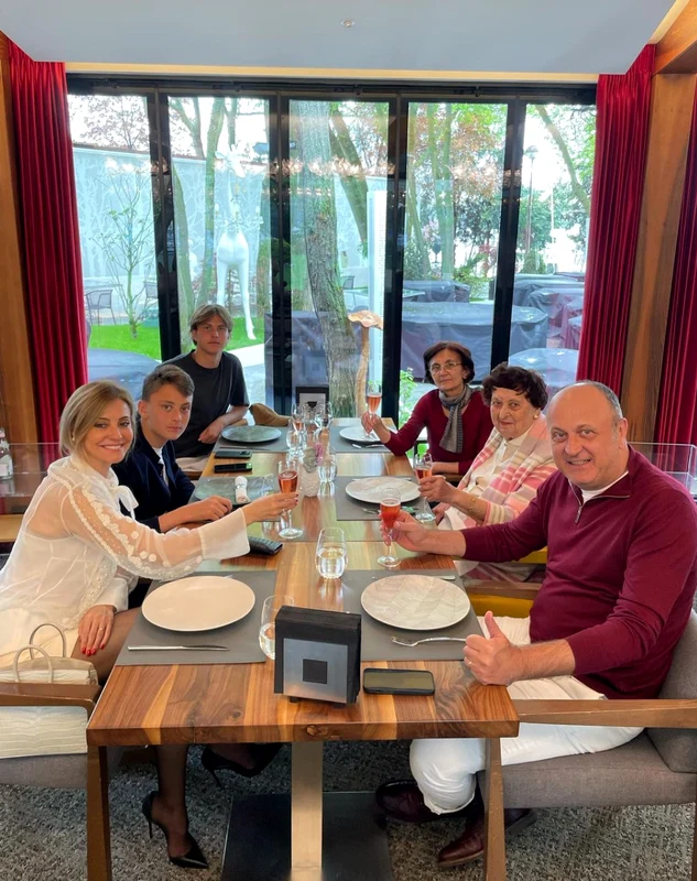 Diana și Dan Șucu au sărbătorit împreună cu mamele lor și cu cei doi băieți / foto: arhiva personală