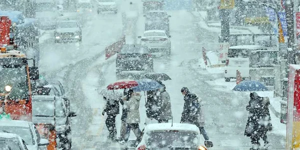 Vehiculele circulă pe ninsoare pe strada principală din Chuncheon Coreea de Sud FOTO EPA-EFE / Yonhap