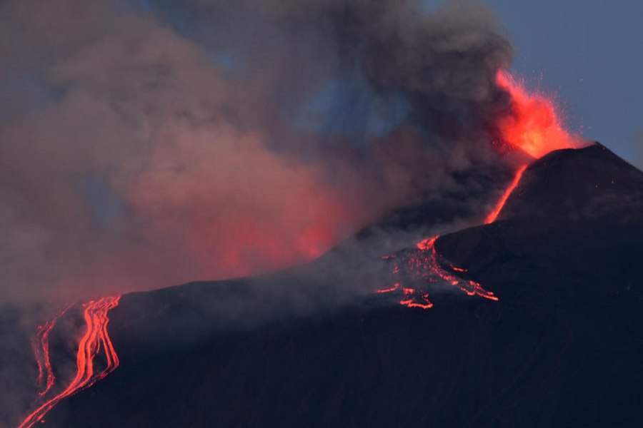 Erupţie a vulcanului Etna din Sicilia, cel mai activ din Europa. A fost ridicat nivelul de alertă