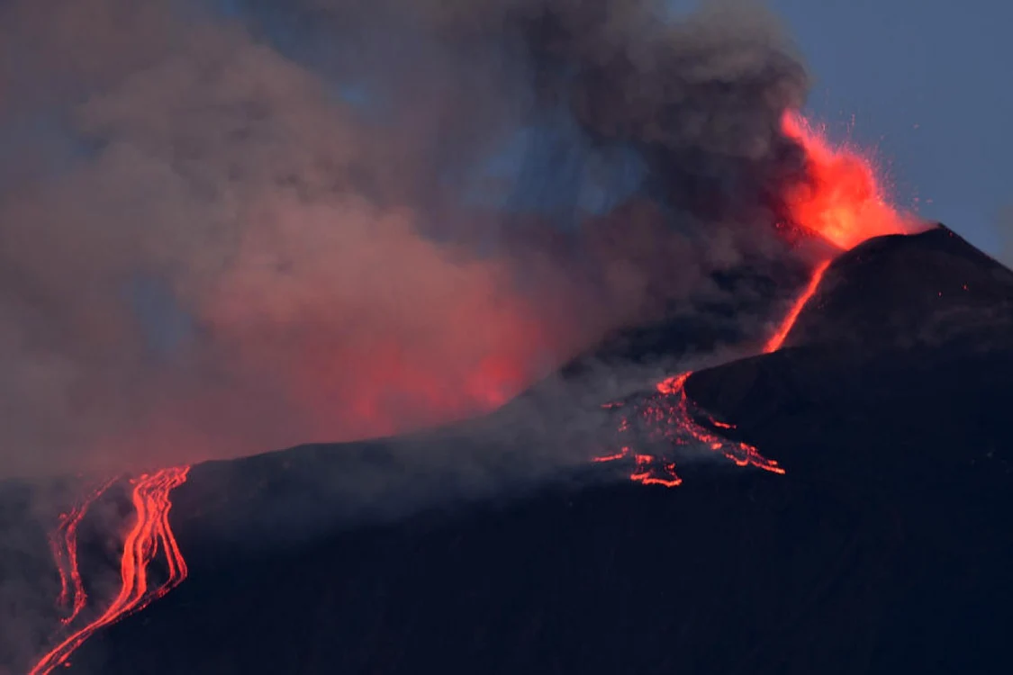 O nouă erupție a vulcanului Etna a provocat haos în Italia FOTO EPA-EFE