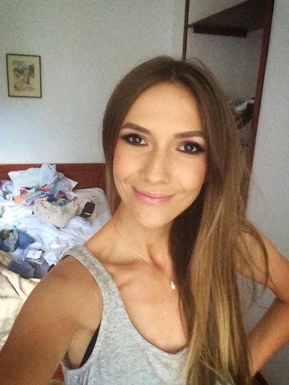 
    Adela Popescu, încântată să afle că părinţii ei se iubesc şi acum ca în prima ziSursă foto:Facebook  
