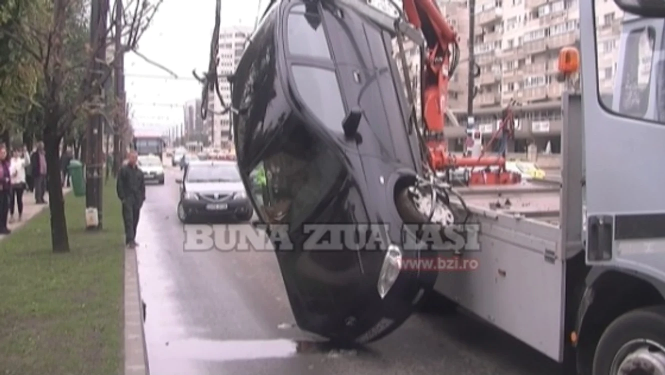 Maşina preotului s-a izbit de trotuar, în zona Hotelului Europa din Iaşi. (Sursa foto: bzi.ro)