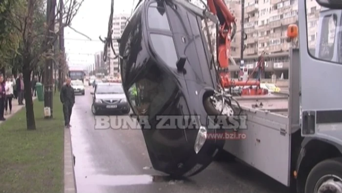 
    Maşina preotului s-a izbit de trotuar, în zona Hotelului Europa din Iaşi. (Sursa foto: bzi.ro)  