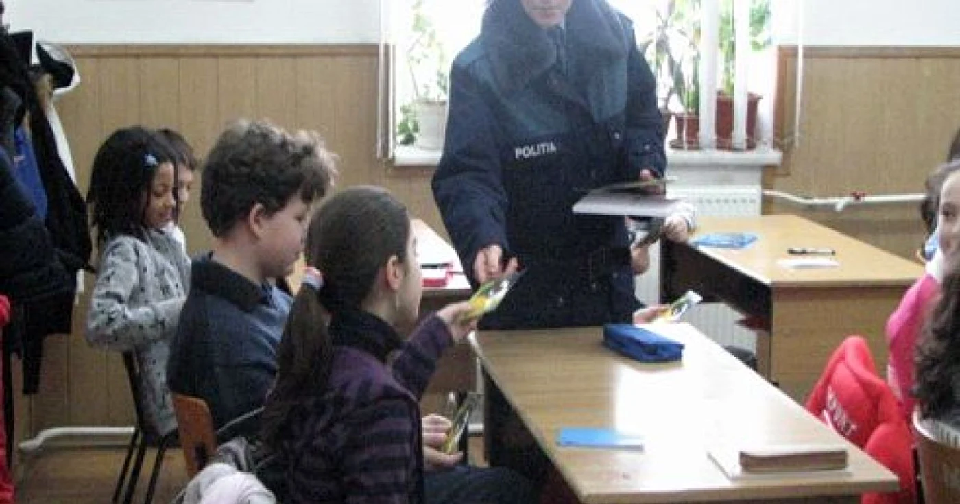 Poliţiştii au fost alături de copii la Ziua Non Violenţei în şcoli