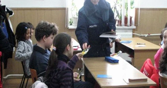 Poliţiştii au fost alături de copii la Ziua Non Violenţei în şcoli