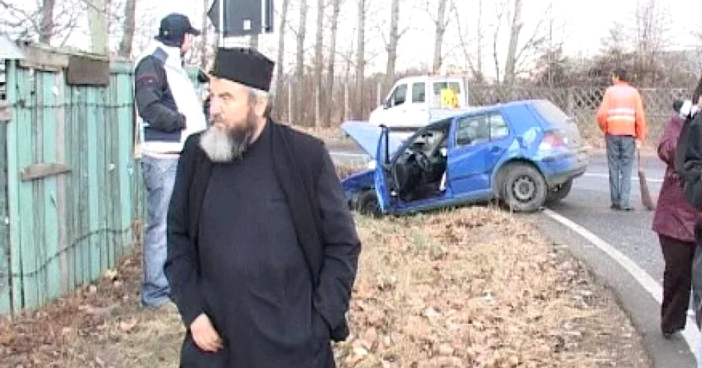Preotul a scăpat ca prin minune cu viață din accident