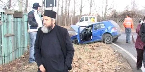 Preotul a scăpat ca prin minune cu viață din accident