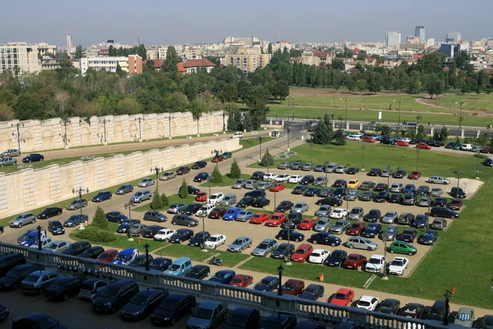 
    Camera Deputaţilor vrea să cumpere, prin licitaţie deschisă, 15 autoturisme 4x4, pentru înnoirea parcului autoFOTO: adevarul.ro  