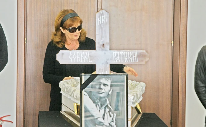 
    Ieri, la înmormântarea  artistului, au venit  Willmark şi Mihai PetreFoto: Dorin Constanda/ Sever Gheorghe  