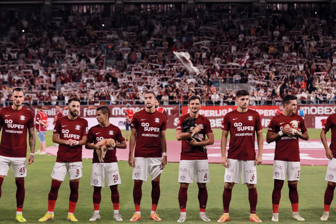 Fotbaliști rapidiști la startul meciului dintre Rapid U Cluj FOTO Sport Pictures