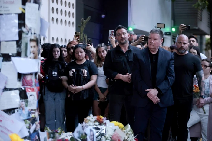 Tatăl lui Liam Payne a citit omagiile lăsate de fani FOTO: EPA EFE