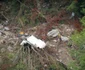 Piese din caroseria autocarului se mai găsesc şi acum în buza prăpastiei FOTO Cristian Delcea