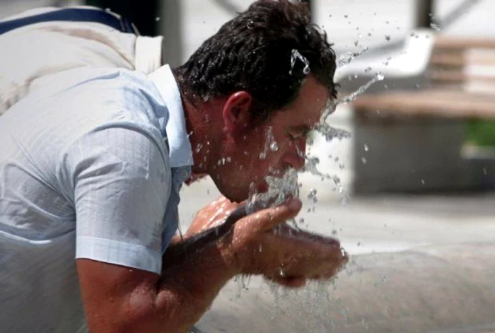 
    Canicula ne va supăra până la sfârșitul lunii  