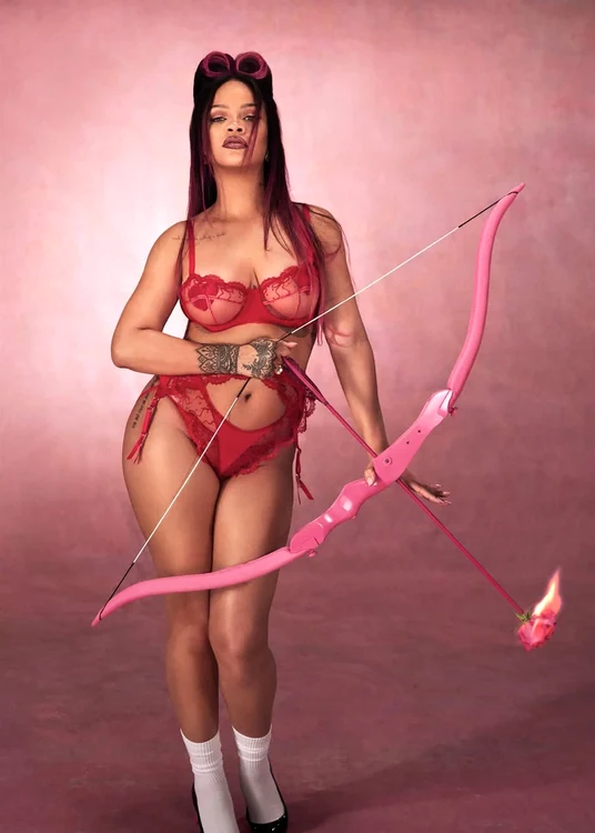 Rihanna, îmbrăcată în lenjerie intimă roșei cu un arc de Cupidon în mâini