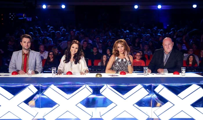 
    Cei 3 finalişti de la stânga la dreapta: Dansatorii Alexandru Bordea şi Oana Zara, Ion Barbu şi Traian Constantin, care a fost eliminat între timp din concurs Foto: captură Pro Tv  