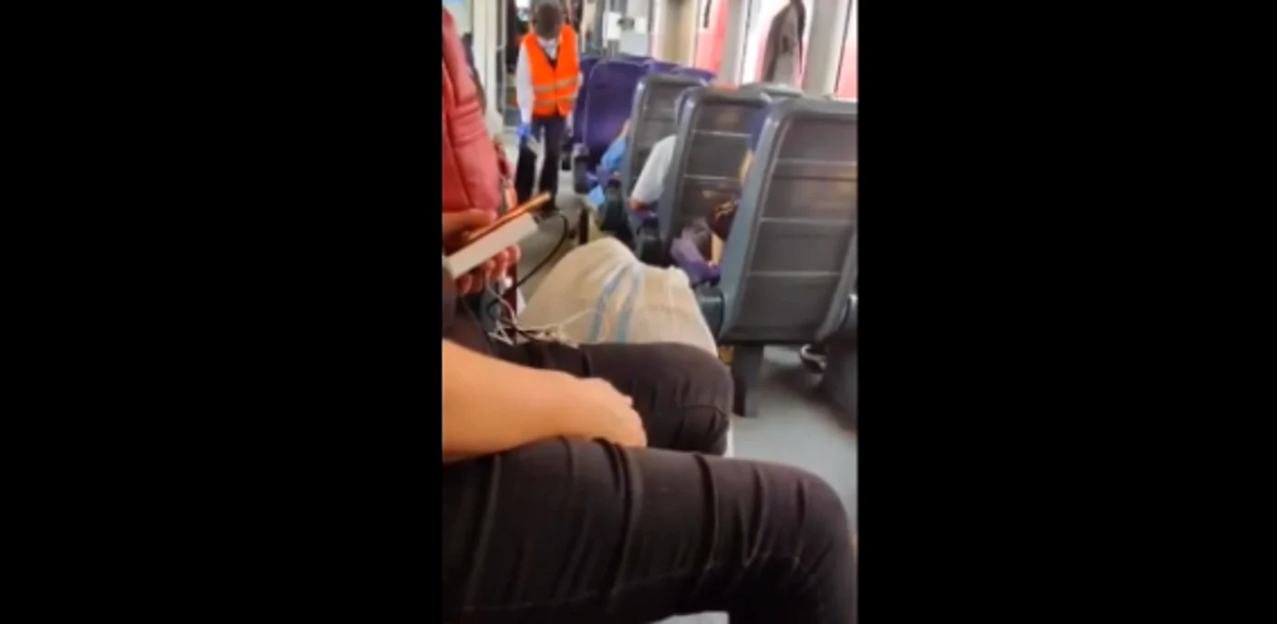 Angajatul responsabil cu dezinfectarea a fost filmat de un călător