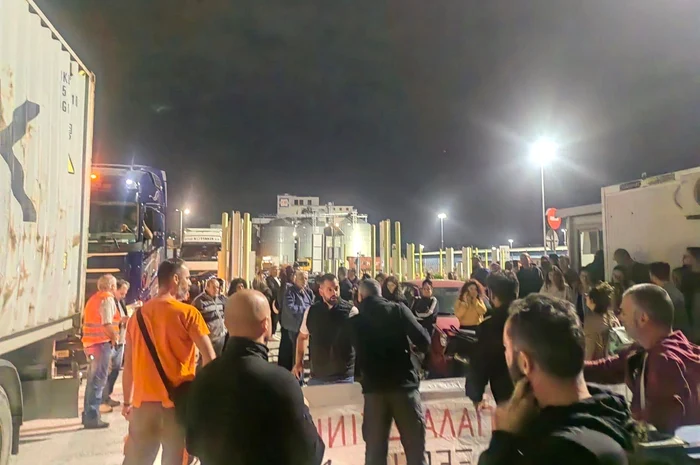  Lucrătorii portului Pireu au boicotat vineri încărcarea unui container. FOTO Facebook ENEDEP