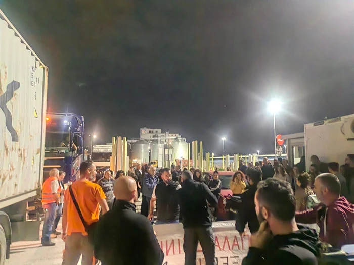 Sute de muncitori şi studenţi au blocat în Portul Pireu transportul de material militar către Israel. „Ne murdărim mâinile doar cu unsoare, nu cu sângele unui popor întreg”