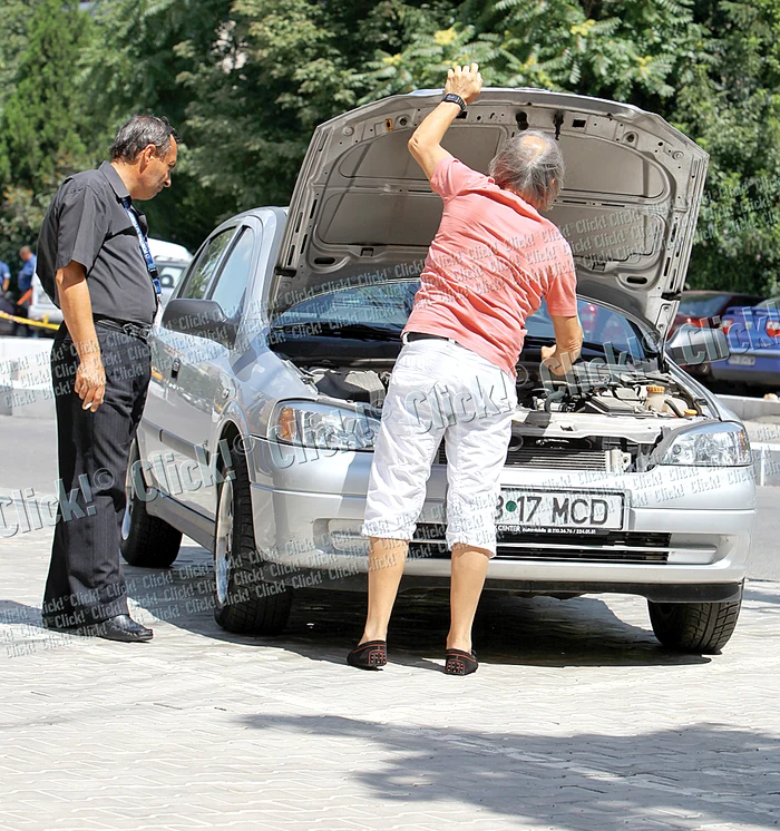 Interpretul se bucură că a fost ajutat şi închide capota