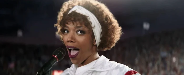 Naomi Ackie în rolul cântăreței Whitney Houston FOTO Profimedia