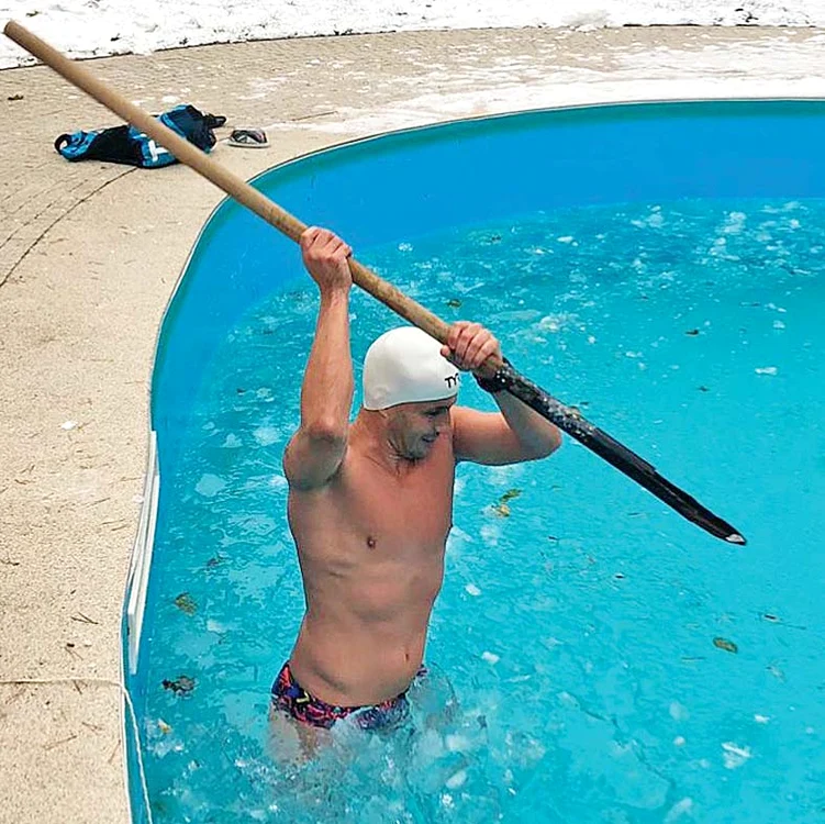 De multe  ori a fost  nevoit să  spargă  gheaţa  pentru  a putea înota