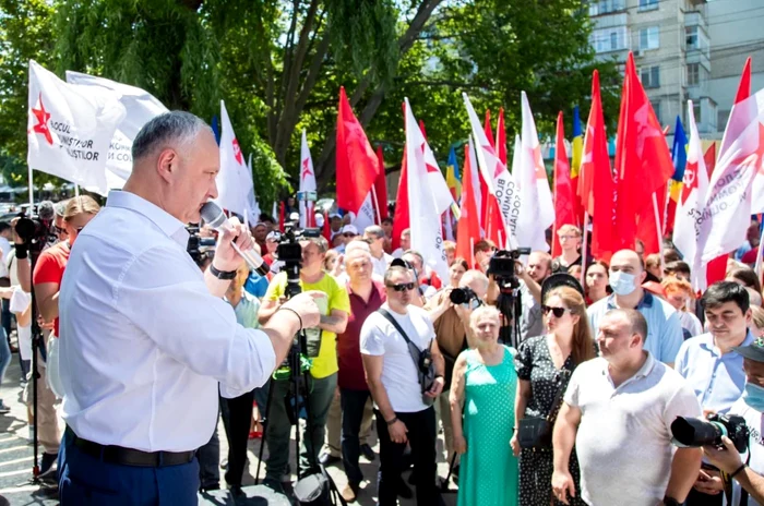 Igor Dodon, liderul PSRM, în faţa mulţumii FOTO Arhivă.