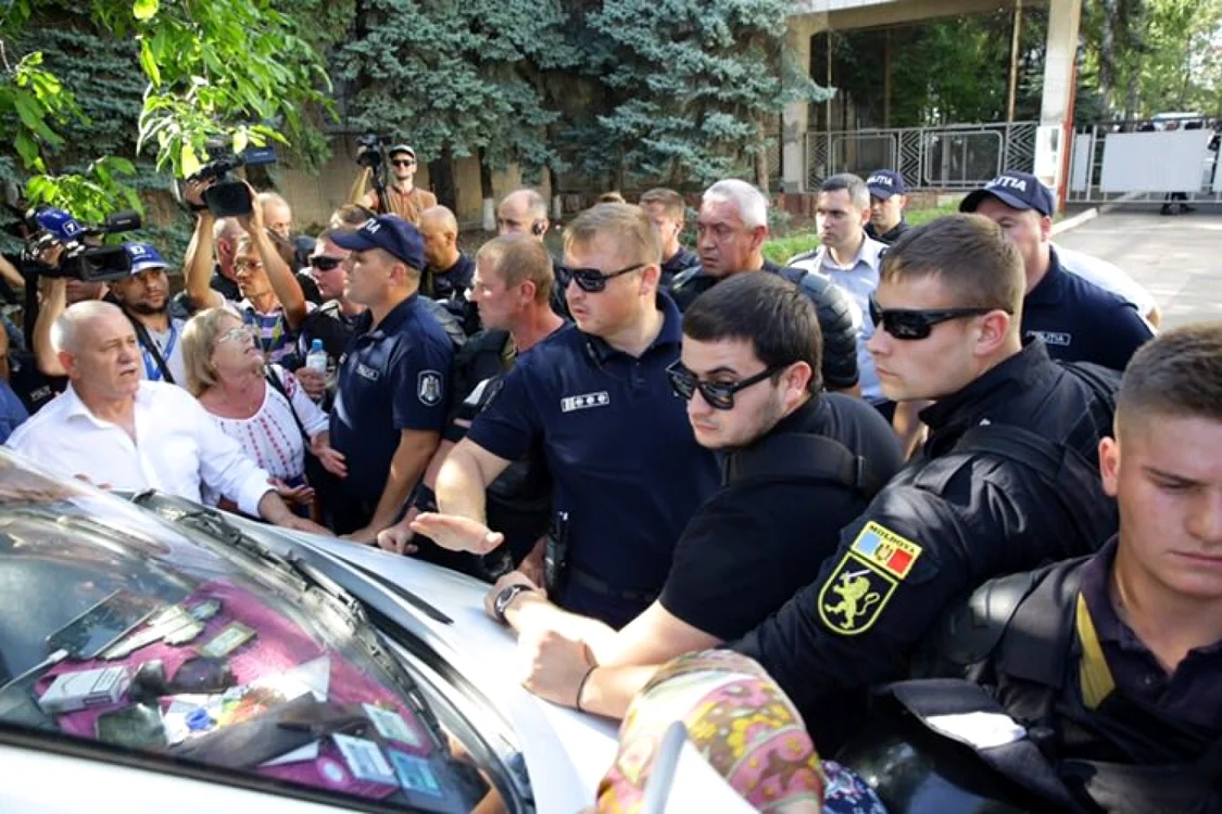 Alexei Alexeev a fost acuzat că ar fi intrat cu maşina în cordonul de poliţie în timpul protestelor Platformei DA din faţa sediului Televiziunii Publice.