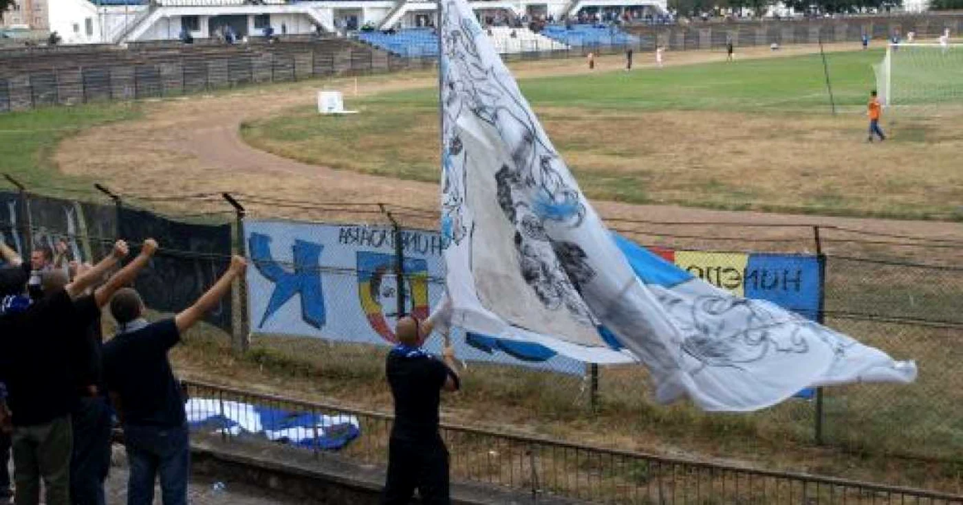 Hunedoara:  FOTBAL Meci anulat la Hunedoara, din cauza unei pene de maşină