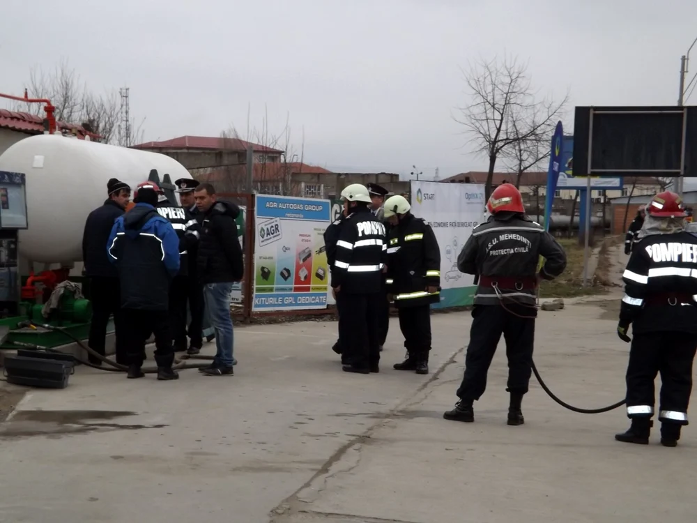 Pompierii în timpul intervenţiei la staţia de gaz din Turnu Severin FOTO Corina Macavei