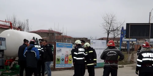 pompieri la o statie de gaz din turnu severin FOTO Corina Macavei 