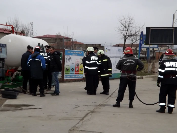 Pompierii în timpul intervenţiei la staţia de gaz din Turnu Severin FOTO Corina Macavei