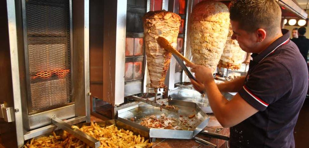 Shaorma, pizza și burger, cele mai comandate mâncăruri pe vreme de caniculă. Micii sunt și ei în preferinețele românilor 