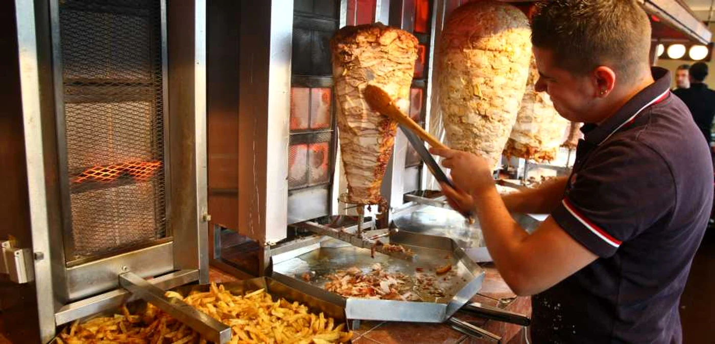 Unde mâncăm cea mai bună shaorma în Capitală. Vezi cum au trecut bucureştenii de la mici la kebab