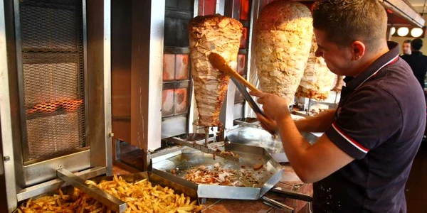 Unde mâncăm cea mai bună shaorma în Capitală. Vezi cum au trecut bucureştenii de la mici la kebab