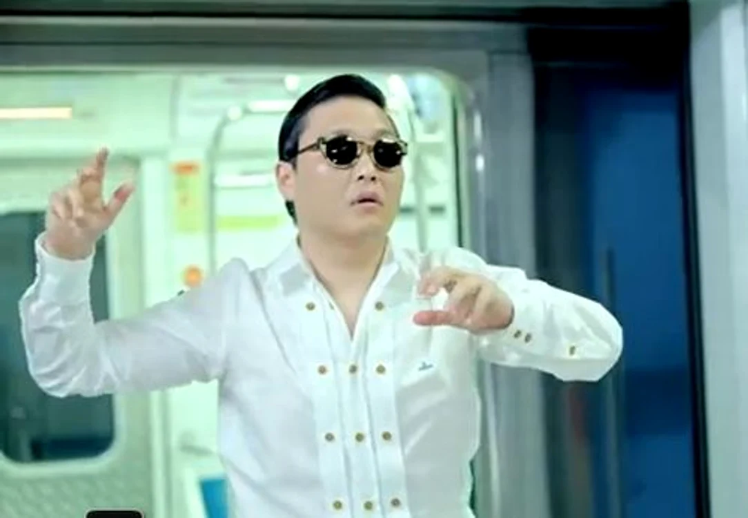 
    PSY i-a înnebunit pe asiatici cu mişcările sale. Şi nu doar pe ei.  