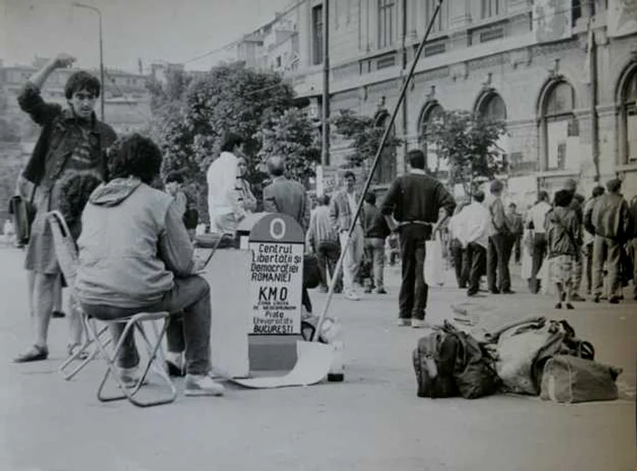 Piaţa Universităţii (aprilie 1990)