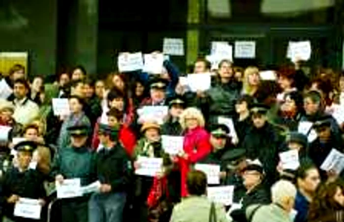 Peste 500 de bugetari au protestat ieri în faţa instituţiilor publice