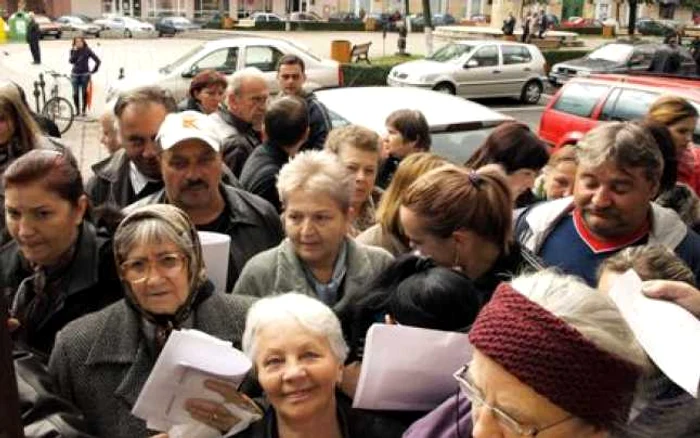 Cozi infernale la Primăria Deva. D. Guţă