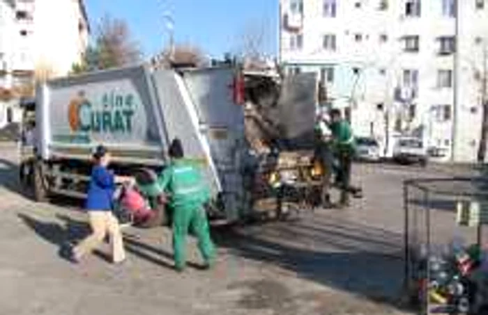  La blocurile 45  şi  46 din Trivale, gunoiul este ridicat deşi serviciul nu este plătit