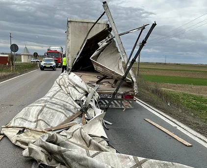 Remorca unui camion, distrusă de vânt FOTO: Poliția Brăila
